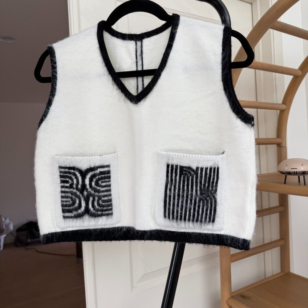 Korean style Chic White & Black Knit Wool Vest-NWOT